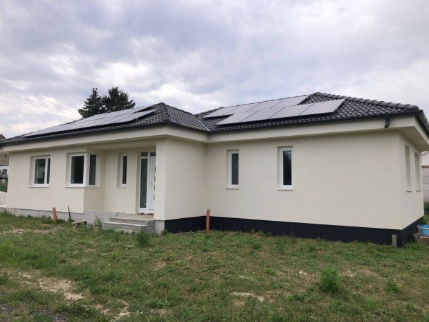 Kulcsraksz nappali + 3 szobs csaldi hz 10 KW-os napelemmel