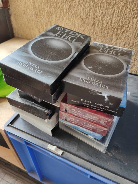 Klnbz VHS kazettk s Cdk ingyen elvihetk