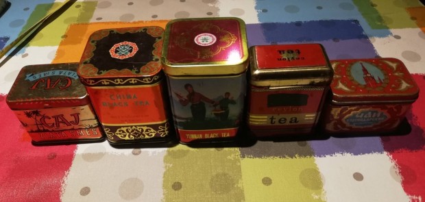 Különböző régi fém teás dobozok. 