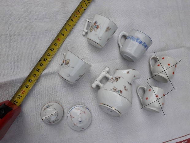 Különféle miniatűr gyerekjáték porcelánedények
