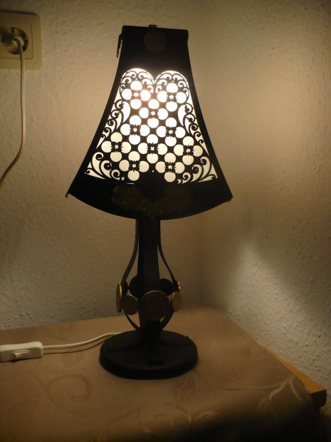 Különleges formájú asztali lámpa, több termék egy helyről