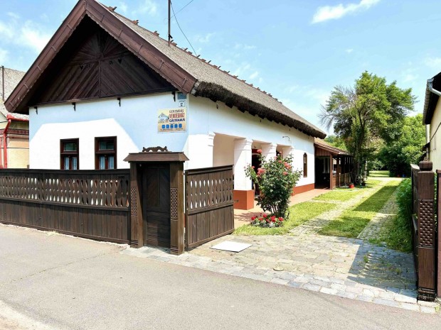 K�l�nleges hangulat� vend�gh�z elad� P�sp�klad�ny sz�v�ben