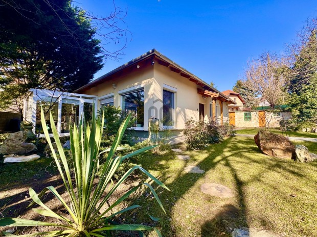 K�l�nleges otthon Dunakeszin  �veg �tkez�vel, borospinc�vel, Duna par