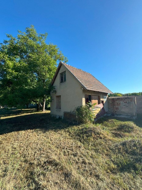 K�l�nleges z�rtkert Kom�romban Elad� 30M