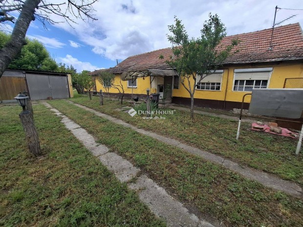 Különportás családi ház teljes közművel, dupla garázzsal