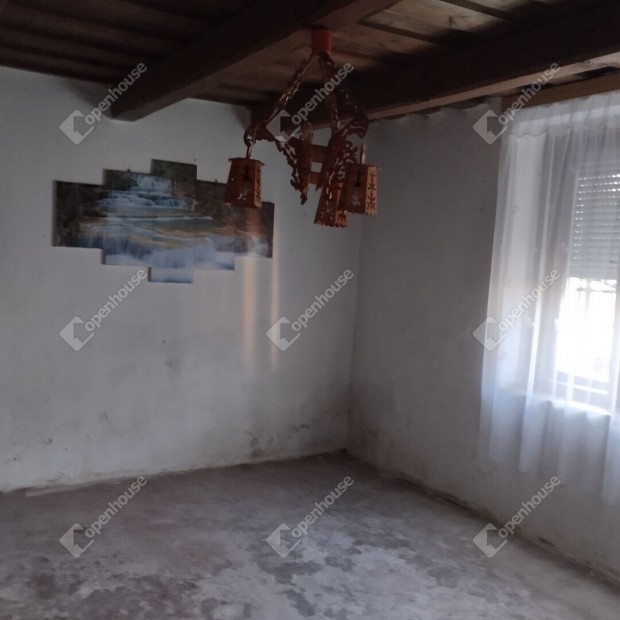 K�ls�vaton fel�j�tand� csal�di h�z gar�zzsal, m�hellyel eled�!