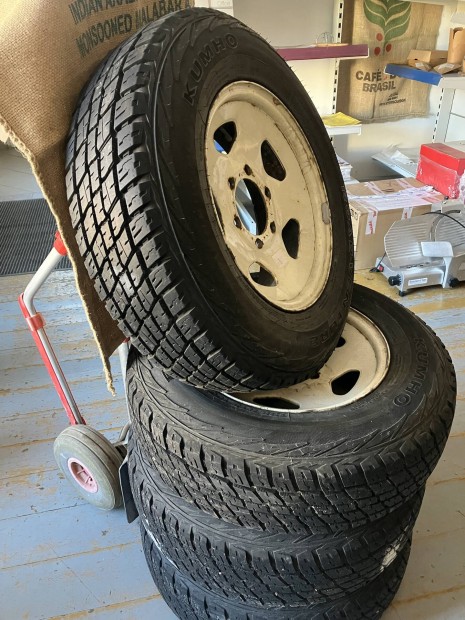 Kumho 195 r15 terepjáró gumi garnitúra