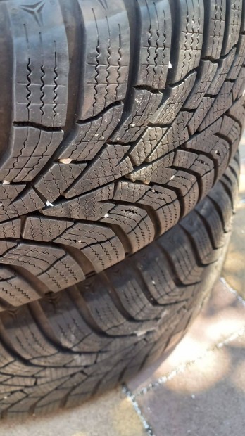 Kumho 205/60 R16 téli gumi felnire szerelve