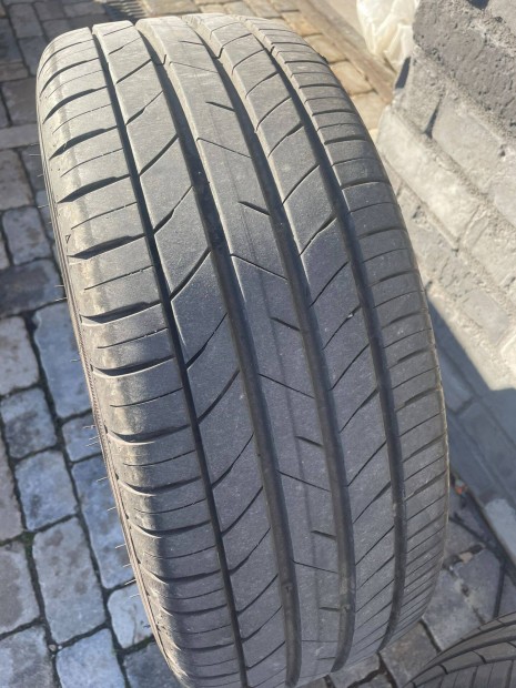 Kumho Ecsta HS52