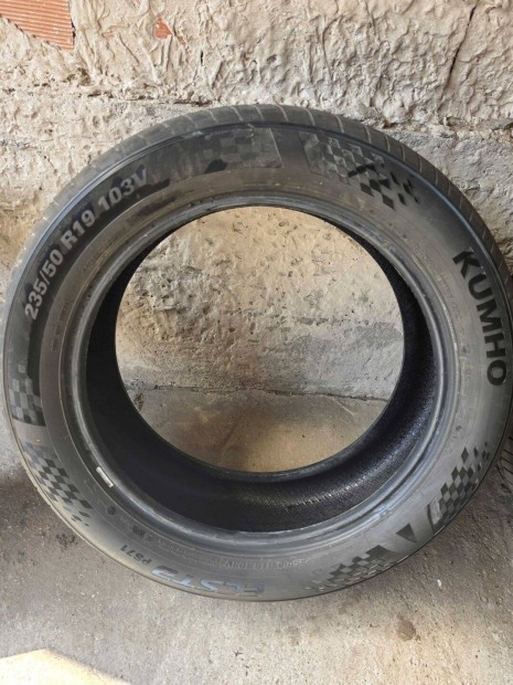 Kumho Gumu 235/50 R19