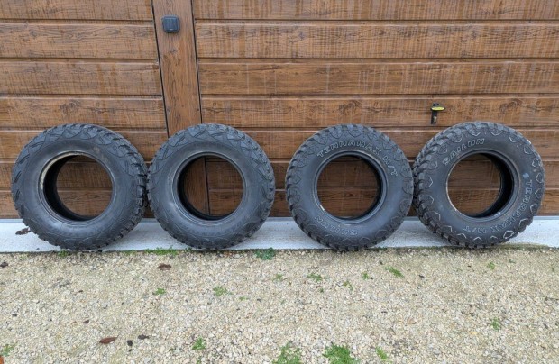 Kumho s Sailun terep/offroad M/T gumi - 30x9,50 R15 - 235/75 R15