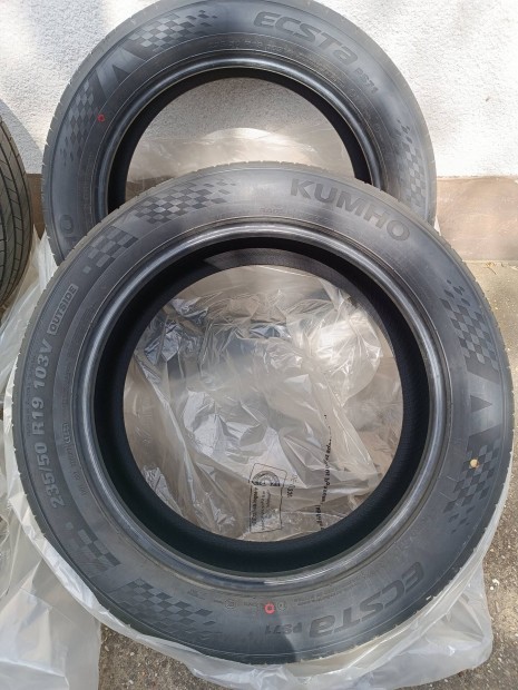 Kumho nyári gumi szett 235/50 R19