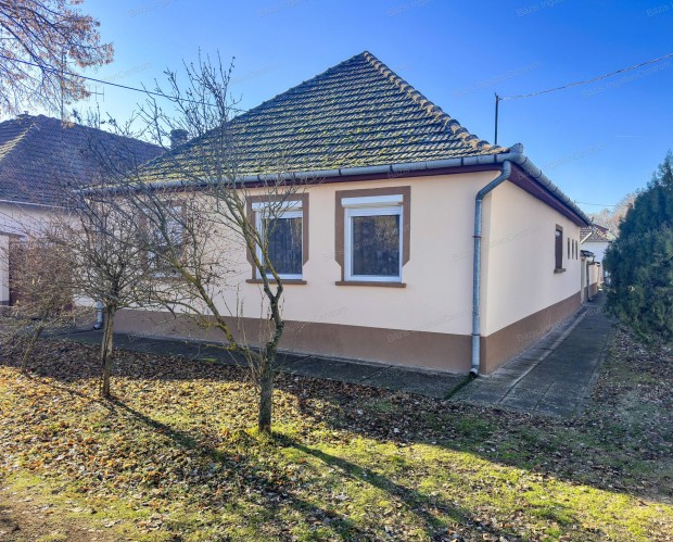 Kunbaja, fel�j�tott, 91 nm-es csal�di h�z elad�