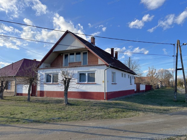 Kunbaj�n 110 nm-es csal�di h�z elad�