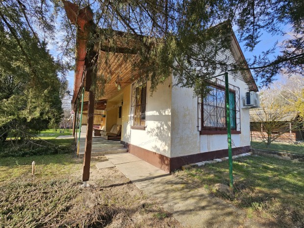 Kunfeh�rt�n t�gla �p�t�s� nyaral� elad�