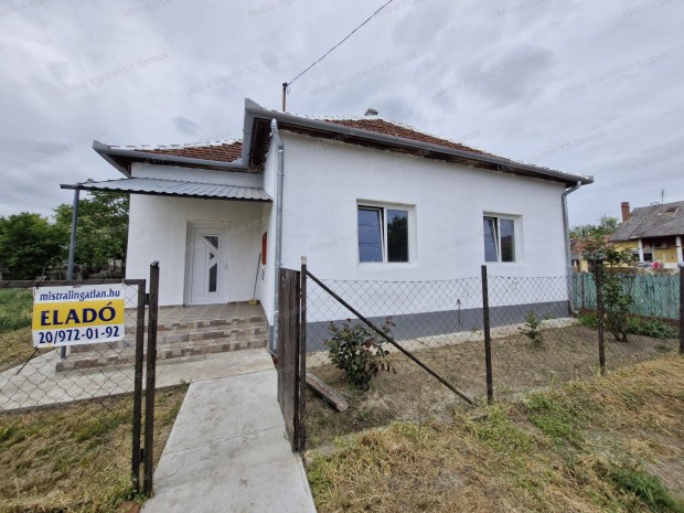 Kunmadarason eladó egy 72 m2-es felújított 2 szobás családi ház !