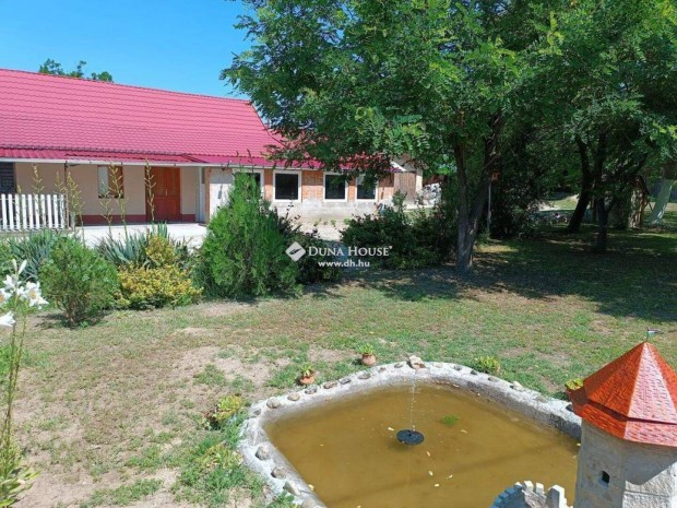 Kunsz�ll�si csal�dih�z nagy telekkel