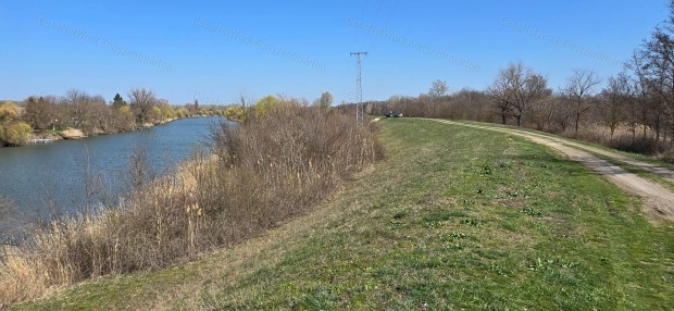 Kunszentm�rtonban, a csengedi holt�g partj�n elad� v�zparti telek
