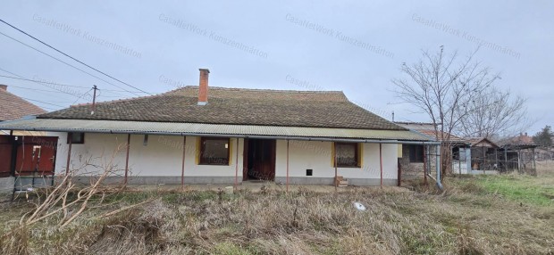 Kunszentm�rtonban elad� csal�di h�z