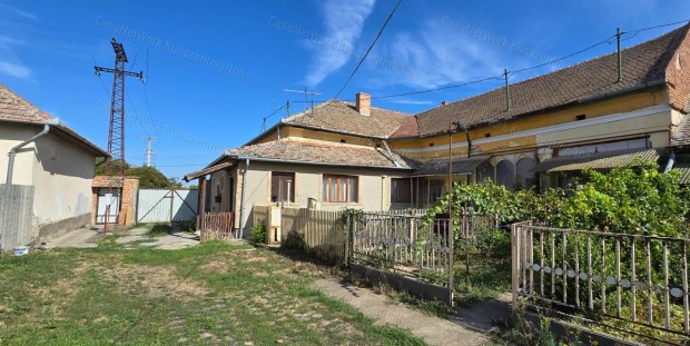 Kunszentm�rtonban elad� f�ldszinti, fel�j�tand� t�rsash�zi lak�s