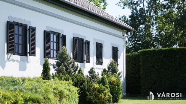 K�ria elad� Zsomb�n, birtokkal �s naper�m�vel!