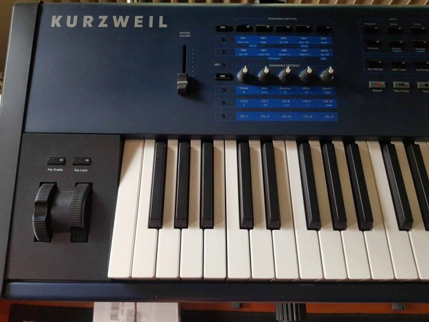 Kurzweil szintetiztor PC3 LE7