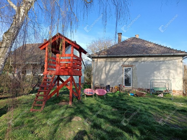 Kutason Csal�di h�z elad�