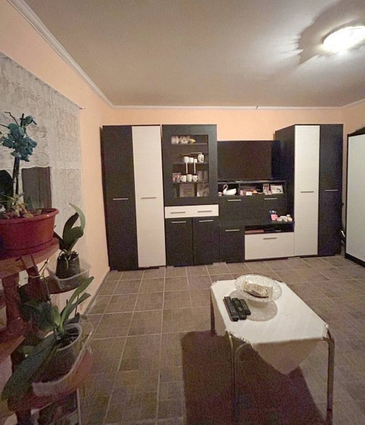 Kutason elad� csal�di h�z!