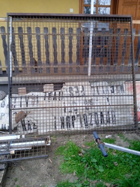 Kutya cenel két oldala, eladó! Kb 205 cm magas 196 széles
