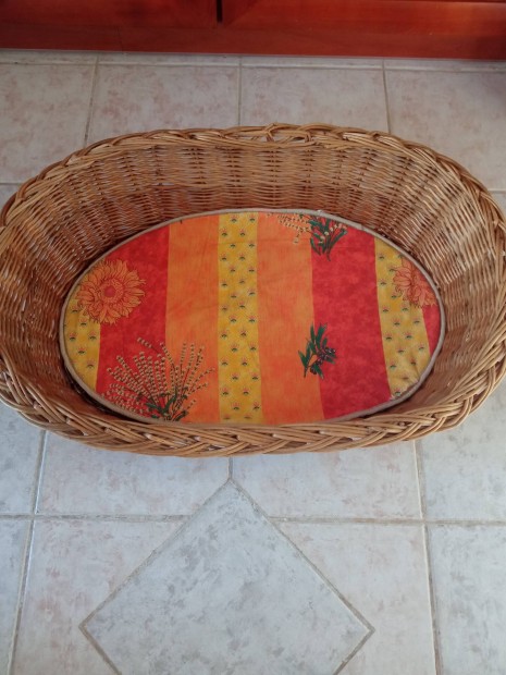Kutya kosár vesszőbol, szép párnaval