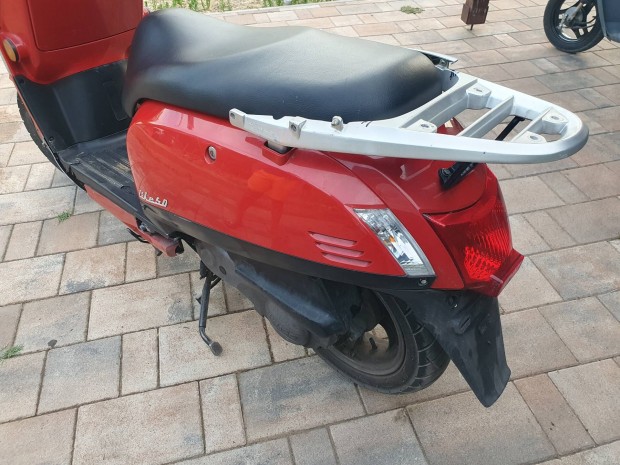 Kymco Like sérült,üzemképes robogó.