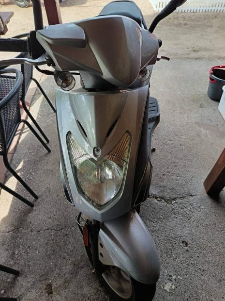 Kymco robog elad