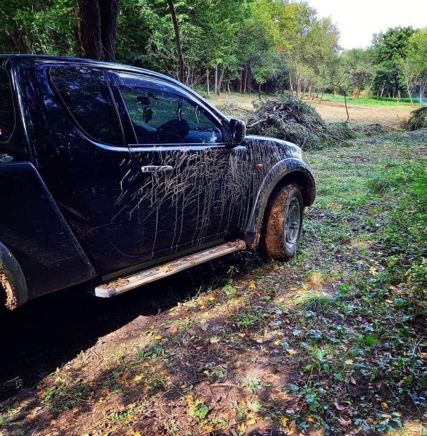 L200 pickup 2 ajtós 4 személyes