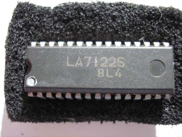 LA 7122 S - VCR servo interface IC , j