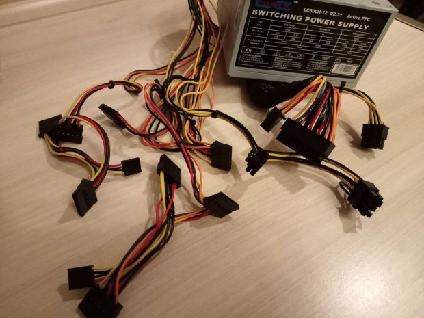 LC-Power LC600H-12 V2.31 600W számítógép tápegység