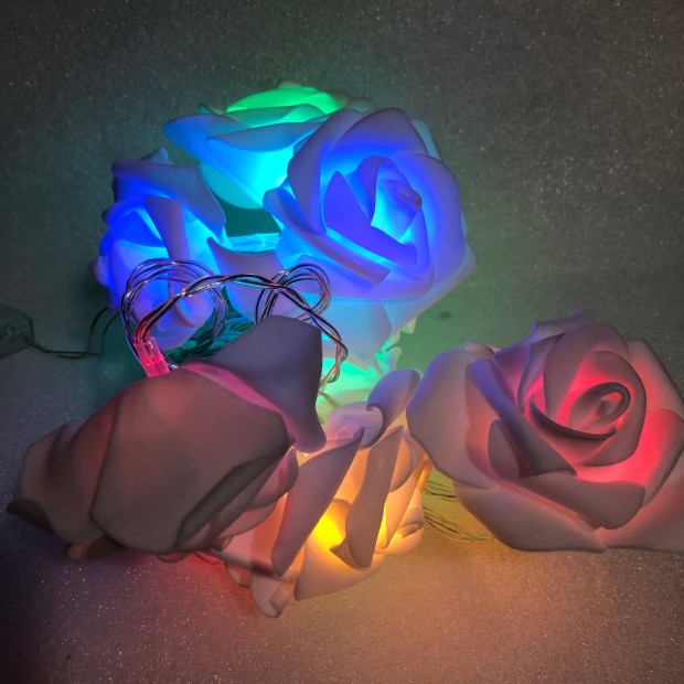 LED Rózsaszirom fényfüzér rózsa 10 színes LED 1,9 méter 2x AA elemes
