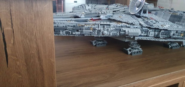 LEGO 75192 Star Wars Millennium Falcon + asztal