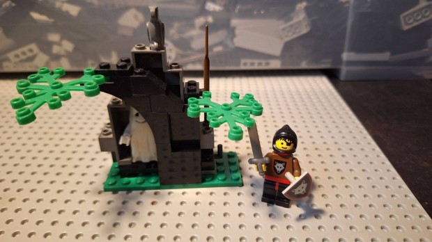 LEGO Castle 1596 ghostly hideout