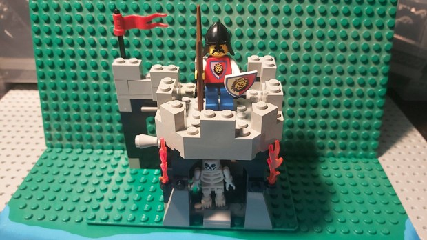 LEGO Castle 6036 skeleton surprise