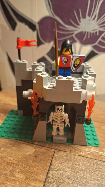 LEGO Castle 6036 skeleton surprise