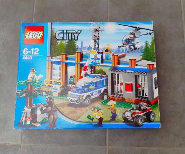 LEGO City Erdei Rendrkapitnysg (4440)