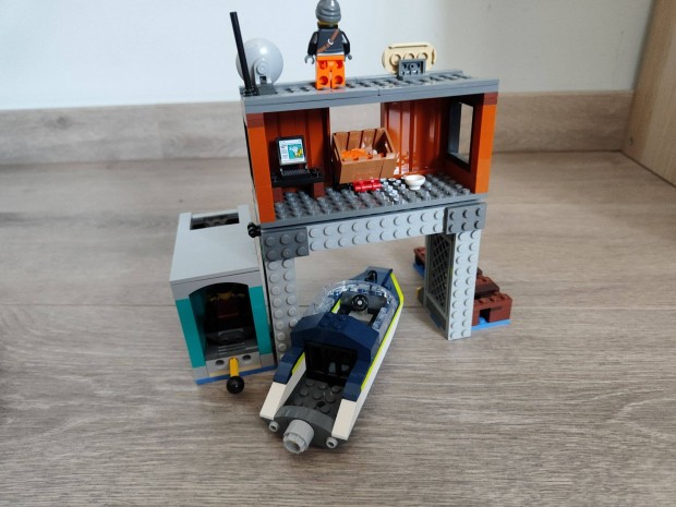 LEGO City - Rendőrségi motorcsónak és a rablók rejtekhelye (60417)