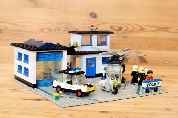 LEGO Classic Town 6384 - Police Station