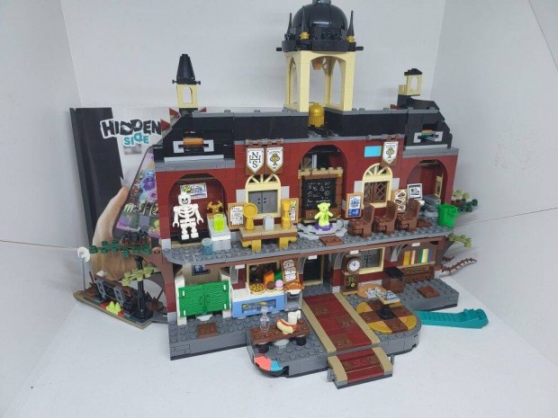 LEGO Hidden Side - Szellemjárta gimi Newburyben (70425) (katalógussal