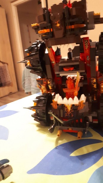 LEGO Nexo Knights - 70321 - Magmar tbornok vgzetes ostromgpe - hasz