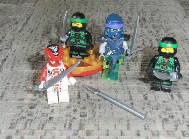 LEGO Ninjago minifigurk 4 db + prgetty egyben