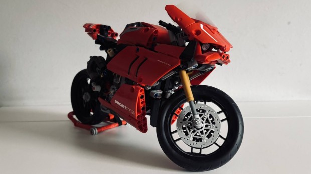 LEGO Technic 42107 Ducati Panigale V4 R