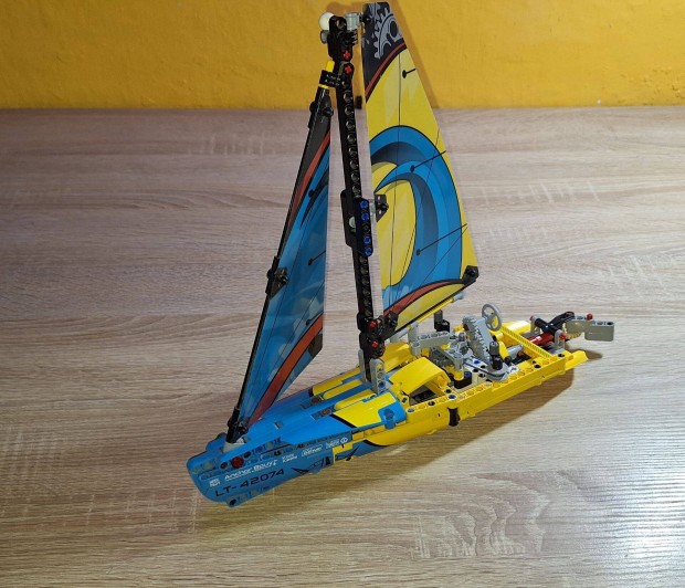 LEGO Technic Versenyjacht (42074)