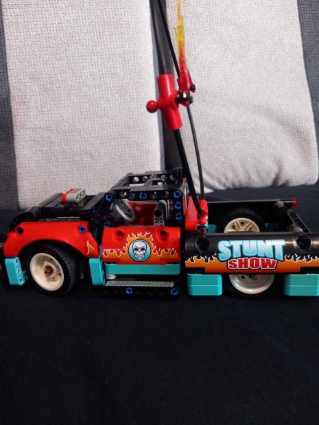 LEGO Technic - Kaszkadr teheraut s motor (42106)