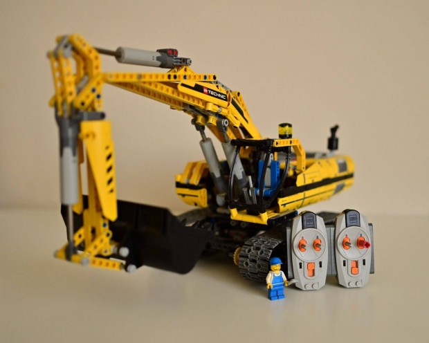 LEGO Technic - Motoros exkavtor (8043)